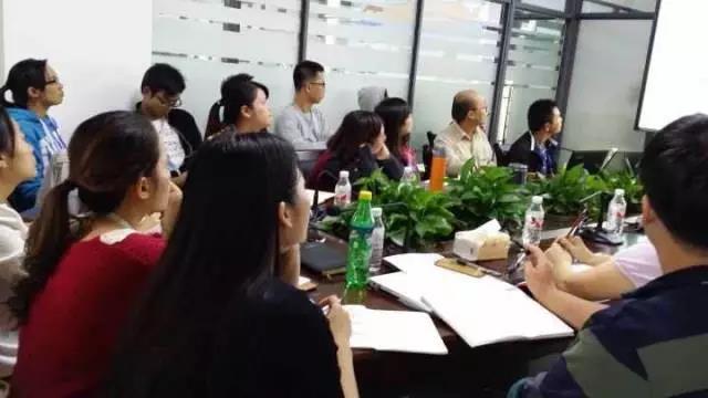 583d1b1347d07.jpg 學(xué)員認(rèn)真學(xué)習(xí).jpg