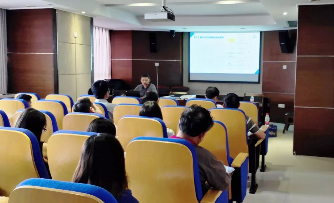 5d8cea595fcec.png 培訓(xùn)現(xiàn)場(chǎng).png